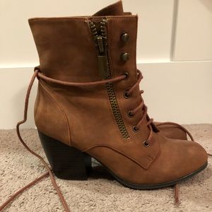 Heeled combat boot